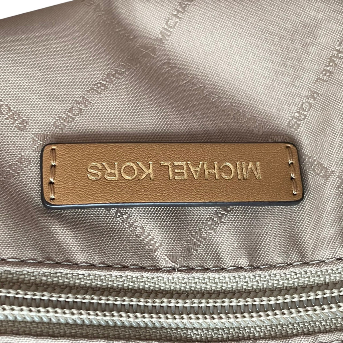 【美品】マイケルコース MICHAEL KORS SHEILA シーラ ミッドファスナー トート ラージ トートバッグ ハンドバッグ 肩掛け レザー 本革 サフィアーノ キャメルブラウン ゴールド金具 チャーム A4収納 通勤 通学 レディース S35