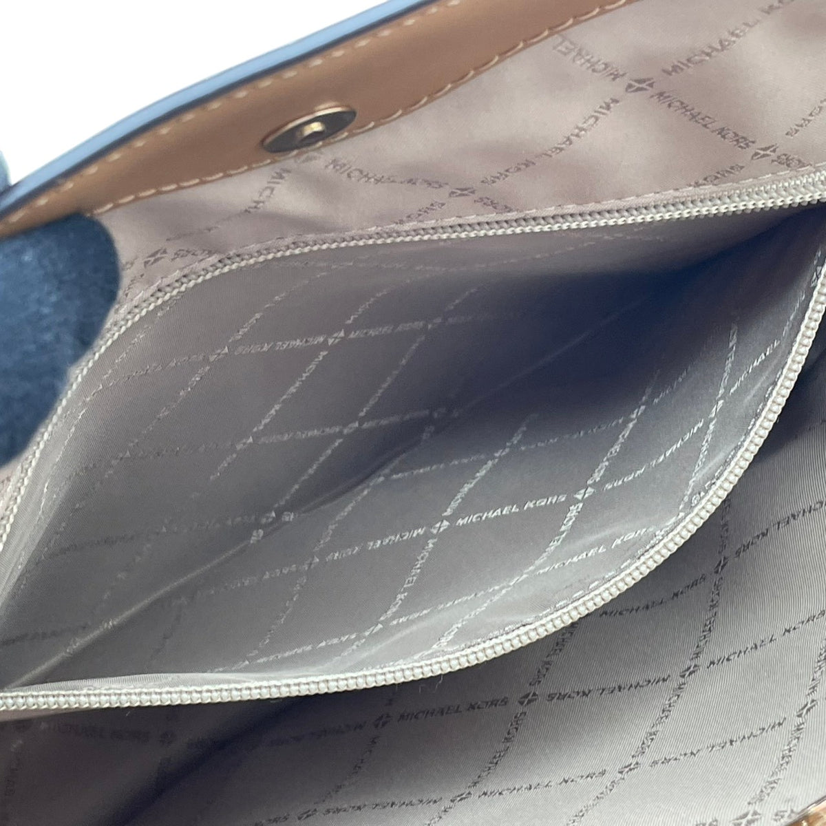 【美品】マイケルコース MICHAEL KORS SHEILA シーラ ミッドファスナー トート ラージ トートバッグ ハンドバッグ 肩掛け レザー 本革 サフィアーノ キャメルブラウン ゴールド金具 チャーム A4収納 通勤 通学 レディース S35