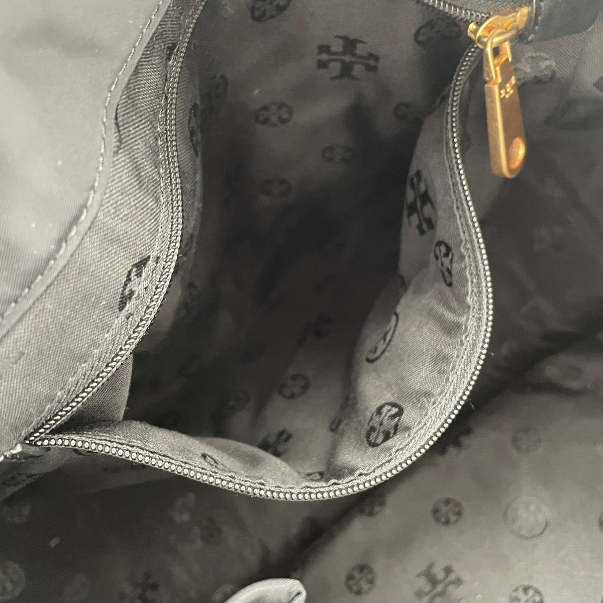 【美品】トリーバーチ TORY BURCH エラ Ella トートバッグ ハンドバッグ ショルダーバッグ 肩掛け ナイロン レザー 本革 ブラック 黒 デカロゴ トライアングル コーナー パッチ A4収納 大容量 通学 通勤 S35