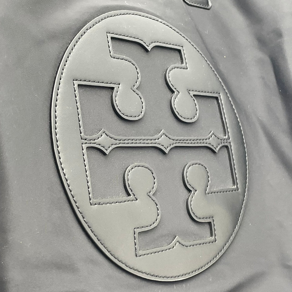 【美品】トリーバーチ TORY BURCH エラ Ella トートバッグ ハンドバッグ ショルダーバッグ 肩掛け ナイロン レザー 本革 ブラック 黒 デカロゴ トライアングル コーナー パッチ A4収納 大容量 通学 通勤 S35