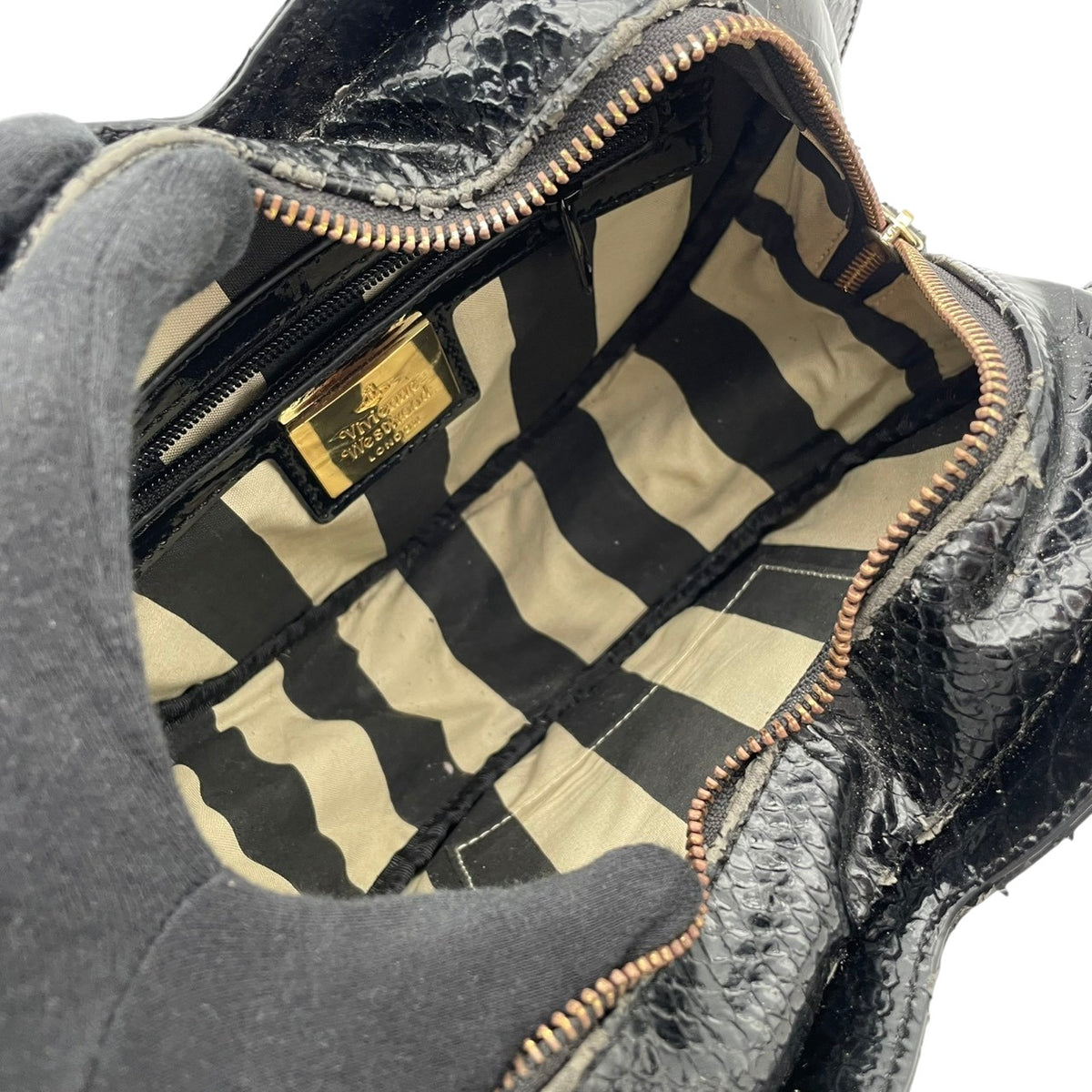 ヴィヴィアンウエストウッド Vivienne Westwood FRILLY SNAKE HEART ハート型 2WAY ハンドバッグ ショルダーバッグ 斜め掛け パテント エナメル レザー 本革 ブラック 黒 ゴールド金具 オーブチャーム 個性的 S51