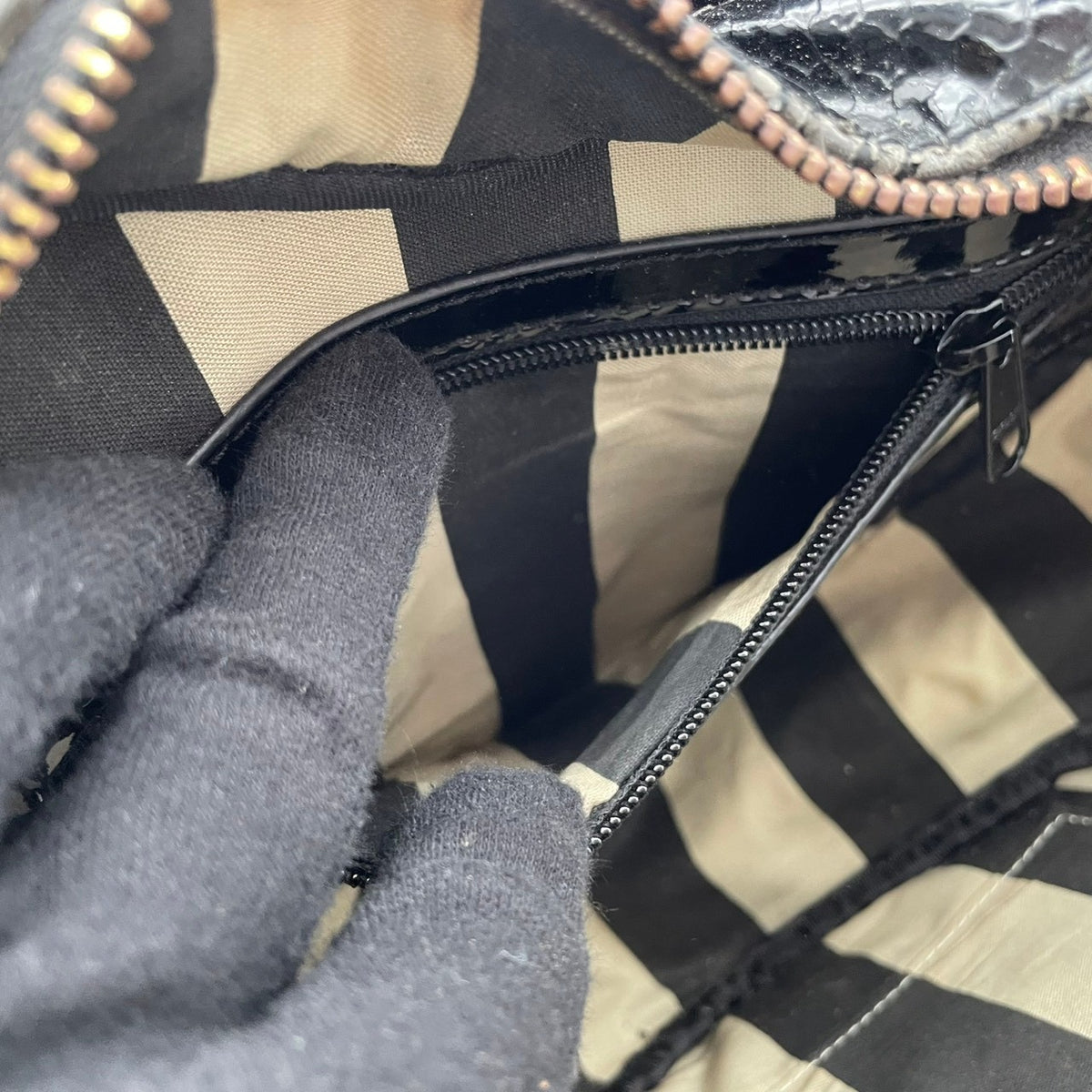 ヴィヴィアンウエストウッド Vivienne Westwood FRILLY SNAKE HEART ハート型 2WAY ハンドバッグ ショルダーバッグ 斜め掛け パテント エナメル レザー 本革 ブラック 黒 ゴールド金具 オーブチャーム 個性的 S51