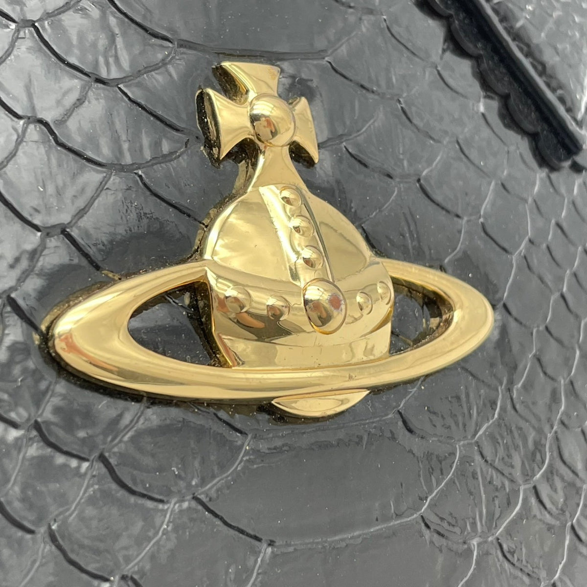 ヴィヴィアンウエストウッド Vivienne Westwood FRILLY SNAKE HEART ハート型 2WAY ハンドバッグ ショルダーバッグ 斜め掛け パテント エナメル レザー 本革 ブラック 黒 ゴールド金具 オーブチャーム 個性的 S51