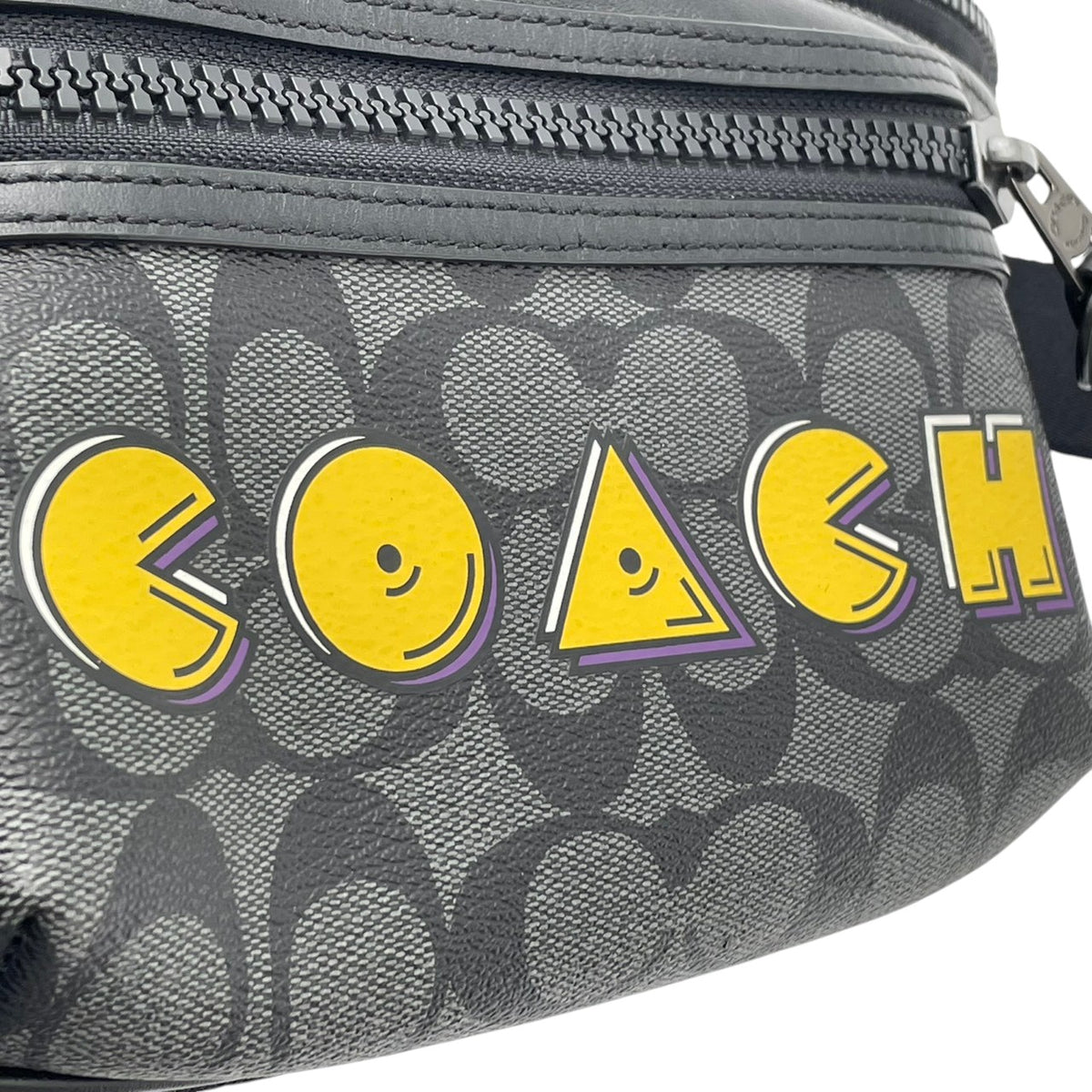 コーチ COACH パックマン PAC-MAN コラボ シグネチャー ウエストバッグ ボディバッグ ショルダーバッグ 斜め掛け PVC レザー 本革 グレー チャコール ブラック 黒 イエロー F72924 メンズ レディース ユニセックス S51
