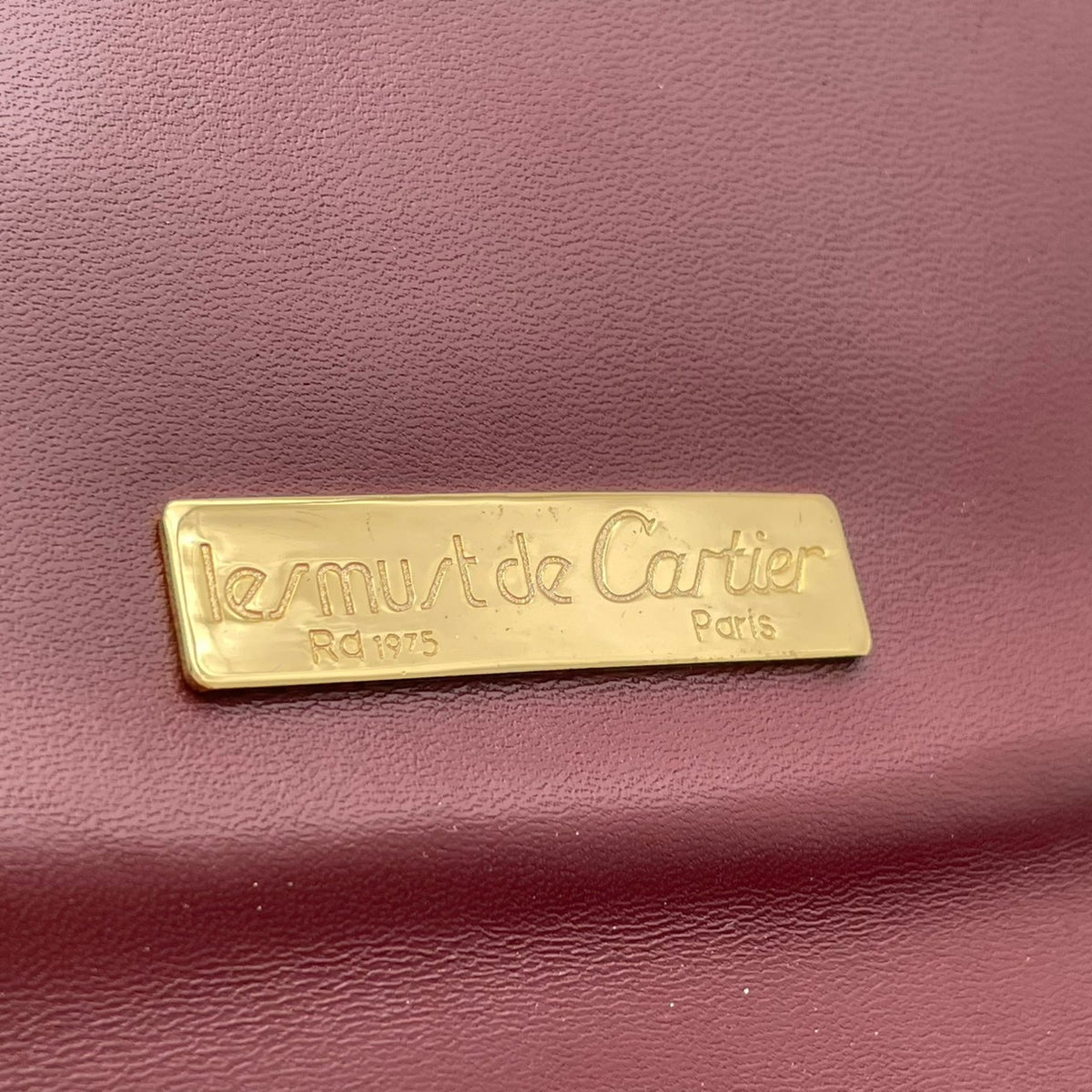 カルティエ Cartier マストライン Must de Cartier レザー セカンドバッグ クラッチバッグ 手提げかばん フラップ 鍵付き ロック金具 2Cモチーフ エンボス 本革 ボルドー バーガンディ 赤紫 ゴールド金具 ビンテージ S51