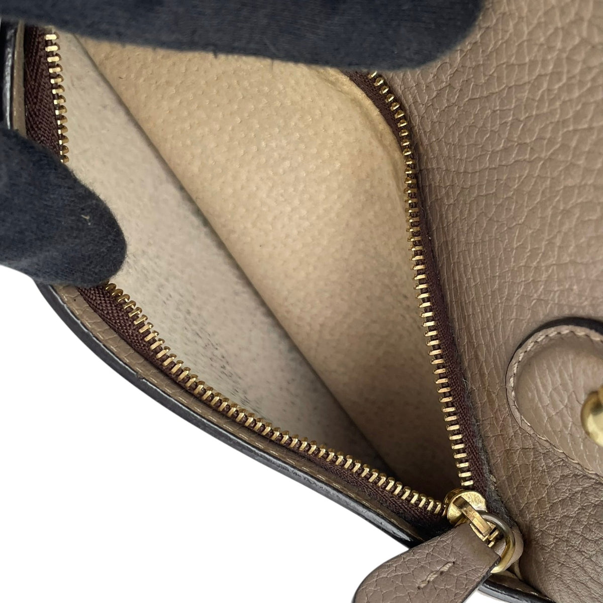 ジェイアンドエムデヴィッドソン J&M DAVIDSON BABY MIA ベイビー ミア ハンドバッグ ボストンバッグ 手提げかばん シュリンクレザー 本革 グレージュ ベージュ系 ゴールド金具 クラシカル エレガント レディース S51