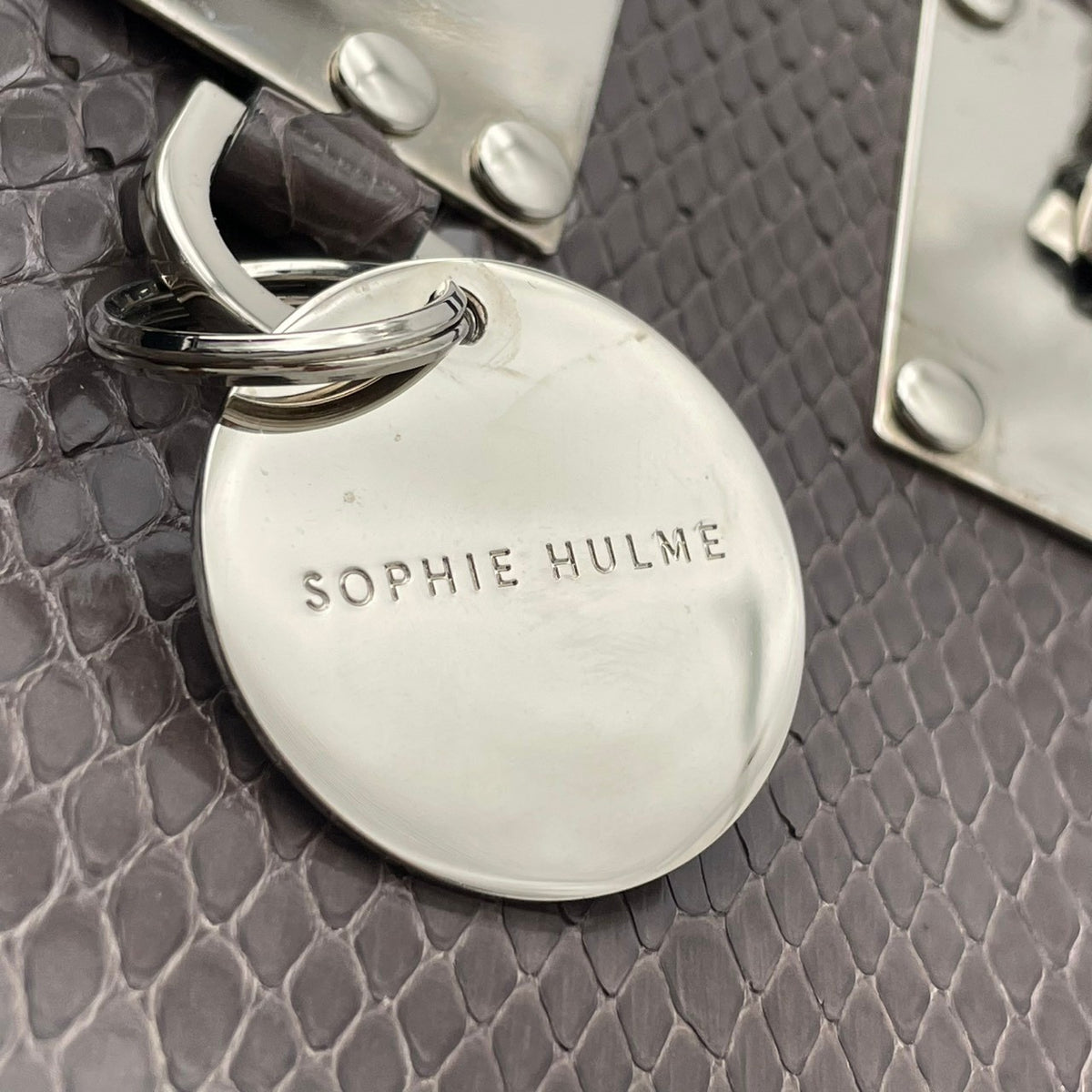 ソフィーヒュルム SOPHIE HULME アルビオン Albion ミニトートバッグ ハンドバッグ 手提げかばん 型押し レザー 本革 グレー ダークグレー シルバー メタル金具 チャーム付き モード エレガント レディース S51