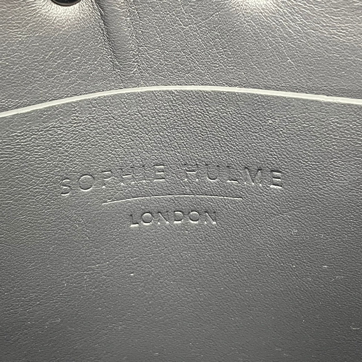 ソフィーヒュルム SOPHIE HULME アルビオン Albion ミニトートバッグ ハンドバッグ 手提げかばん 型押し レザー 本革 グレー ダークグレー シルバー メタル金具 チャーム付き モード エレガント レディース S51