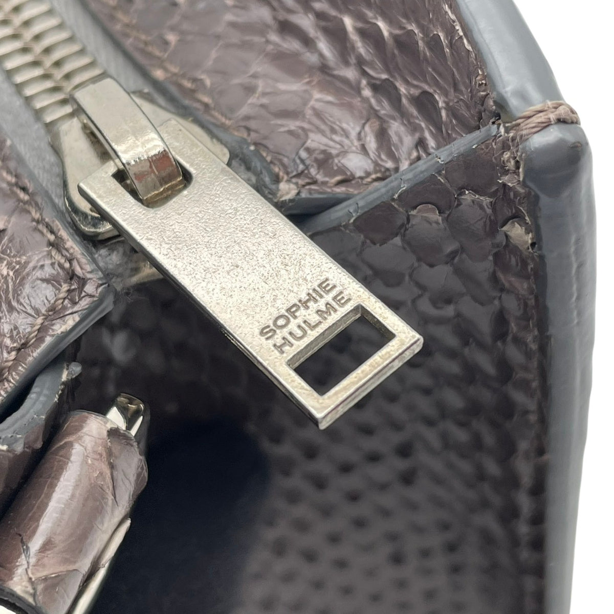 ソフィーヒュルム SOPHIE HULME アルビオン Albion ミニトートバッグ ハンドバッグ 手提げかばん 型押し レザー 本革 グレー ダークグレー シルバー メタル金具 チャーム付き モード エレガント レディース S51