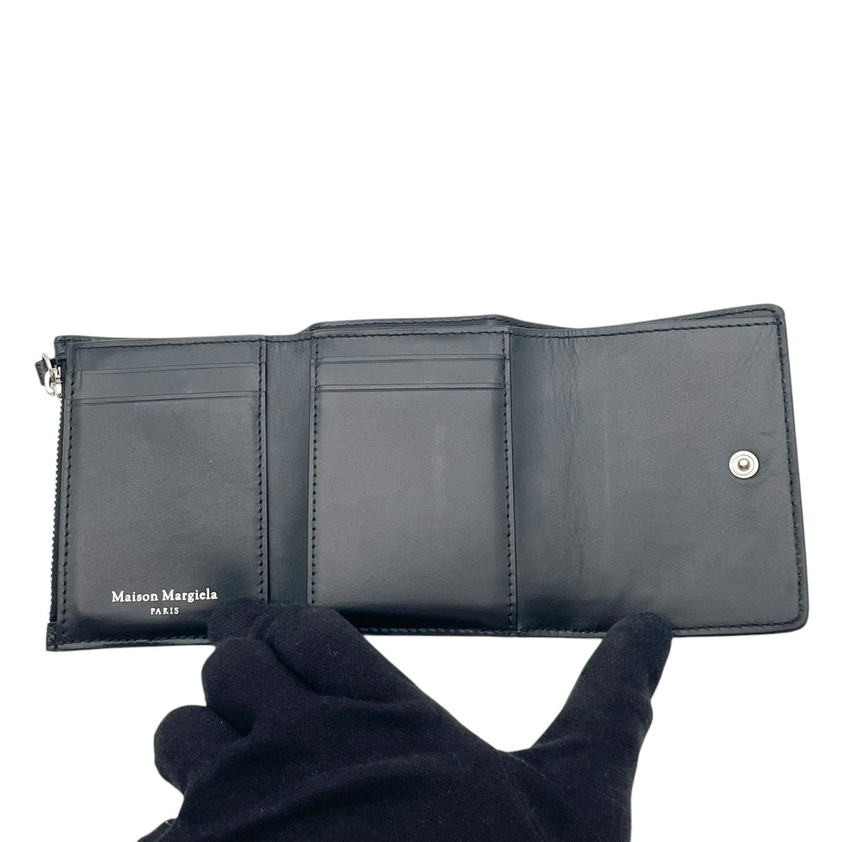 メゾンマルジェラ Maison Margiela スリーフォールド ウォレット 三つ折り財布 トライフォールド コンパクト ミニ財布 グレイン レザー 本革 エンボス 黒 ブラック 4ステッチ 4本糸 定番 人気 メンズ レディース ユニセックス M3