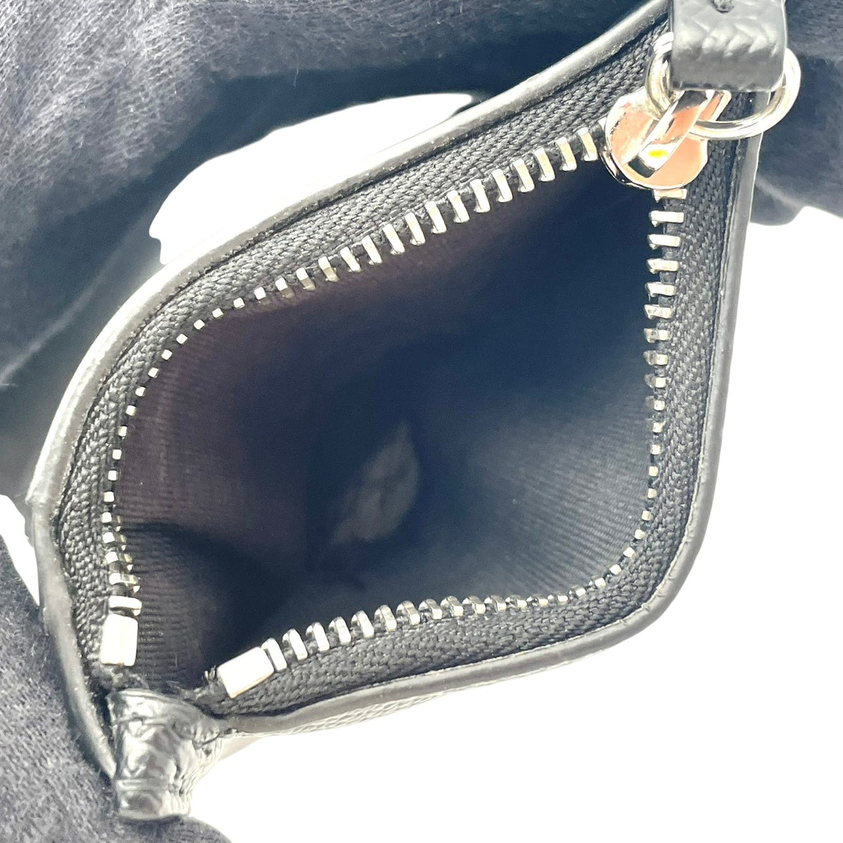 メゾンマルジェラ Maison Margiela スリーフォールド ウォレット 三つ折り財布 トライフォールド コンパクト ミニ財布 グレイン レザー 本革 エンボス 黒 ブラック 4ステッチ 4本糸 定番 人気 メンズ レディース ユニセックス M3
