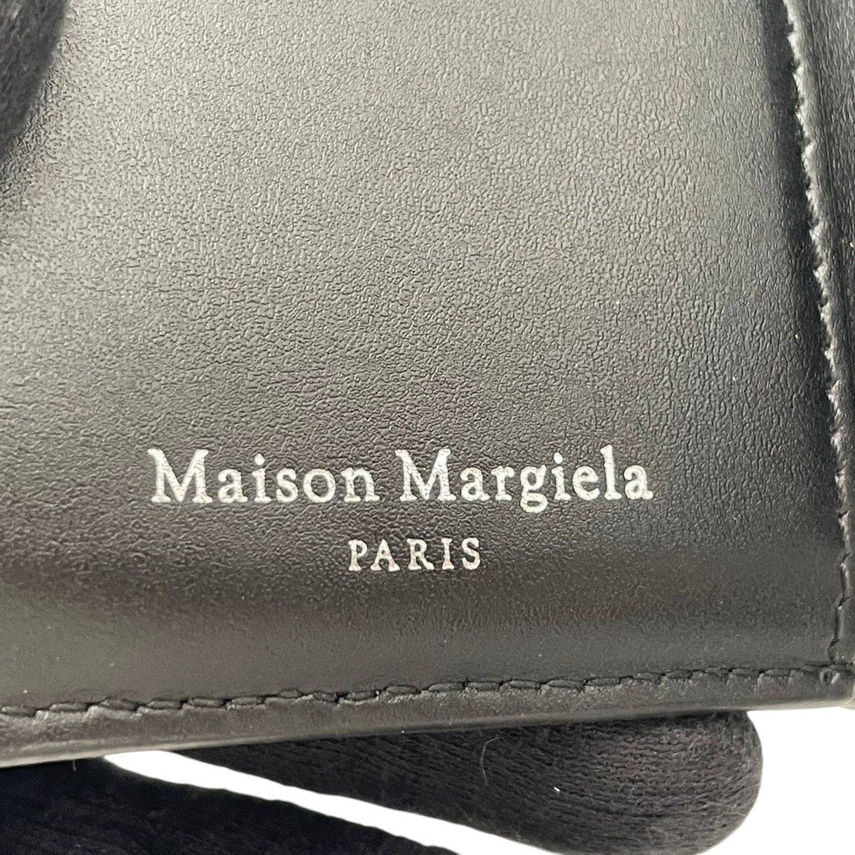 メゾンマルジェラ Maison Margiela スリーフォールド ウォレット 三つ折り財布 トライフォールド コンパクト ミニ財布 グレイン レザー 本革 エンボス 黒 ブラック 4ステッチ 4本糸 定番 人気 メンズ レディース ユニセックス M3