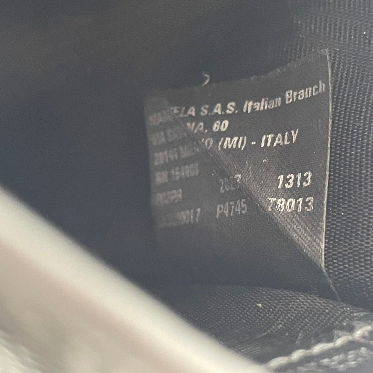 メゾンマルジェラ Maison Margiela スリーフォールド ウォレット 三つ折り財布 トライフォールド コンパクト ミニ財布 グレイン レザー 本革 エンボス 黒 ブラック 4ステッチ 4本糸 定番 人気 メンズ レディース ユニセックス M3