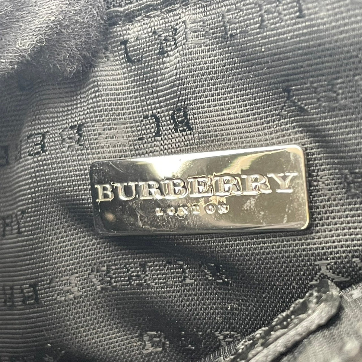 【美品】バーバリー BURBERRY ノバチェック PVC レザー コスメポーチ 化粧ポーチ マルチポーチ 小物入れ メイクポーチ ベージュ ブラック 黒 シルバープレート金具 トラベル エレガント クラシカル レディース メンズ M3