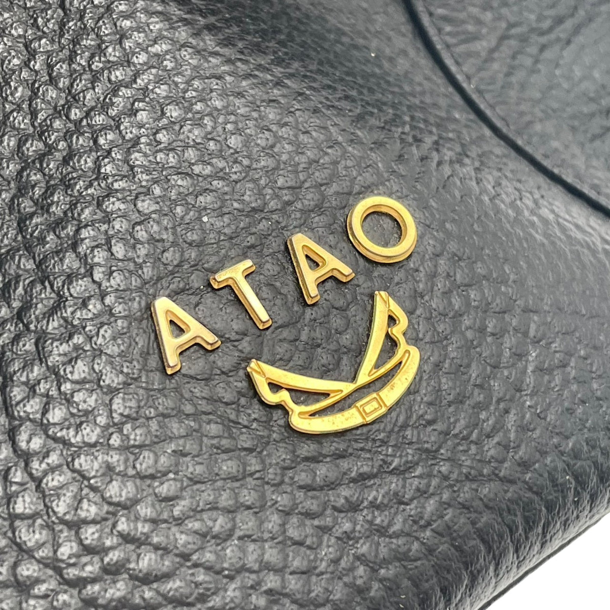 アタオ ATAO ラボ LABO 2WAY ショルダーバッグ ハンドバッグ トートバッグ 手提げかばん シュリンクレザー 本革 シボ革 ブラック 黒 ゴールド金具 ターンロック ロック金具 斜め掛け 肩掛け エレガント クラシカル 通学 レディース S96