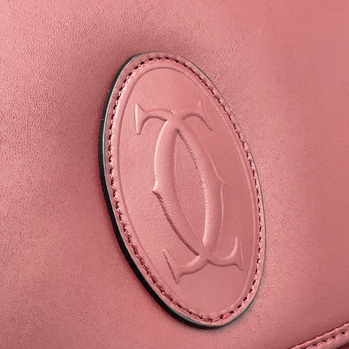 【美品】Cartier カルティエ マストライン ショルダーバッグ フラップ 斜め掛け 肩掛け レザー 本革 ボルドー 赤系 ゴールド金具 ダブルC ロゴ刻印 ヴィンテージ クラシカル エレガント 上品 高級感 レディース かばん S92