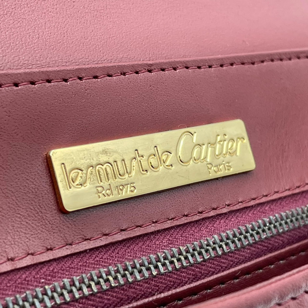 【美品】Cartier カルティエ マストライン ショルダーバッグ フラップ 斜め掛け 肩掛け レザー 本革 ボルドー 赤系 ゴールド金具 ダブルC ロゴ刻印 ヴィンテージ クラシカル エレガント 上品 高級感 レディース かばん S92