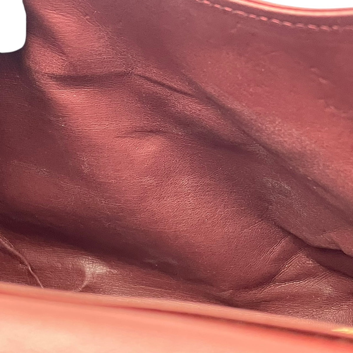 【美品】Cartier カルティエ マストライン ショルダーバッグ フラップ 斜め掛け 肩掛け レザー 本革 ボルドー 赤系 ゴールド金具 ダブルC ロゴ刻印 ヴィンテージ クラシカル エレガント 上品 高級感 レディース かばん S92