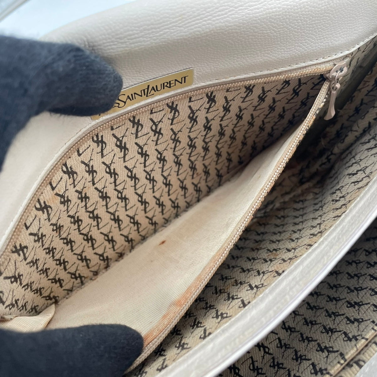 【良品】イヴサンローラン YSL ショルダーバッグ PVCレザー アイボリー 白系 斜め掛け 肩掛け フラップ フラップ付き ヴィンテージ YSL刻印 ロゴ刻印 レディース カバン 鞄 お出かけ デイリー カジュアル エレガント 上品 高級感 オシャレ S20