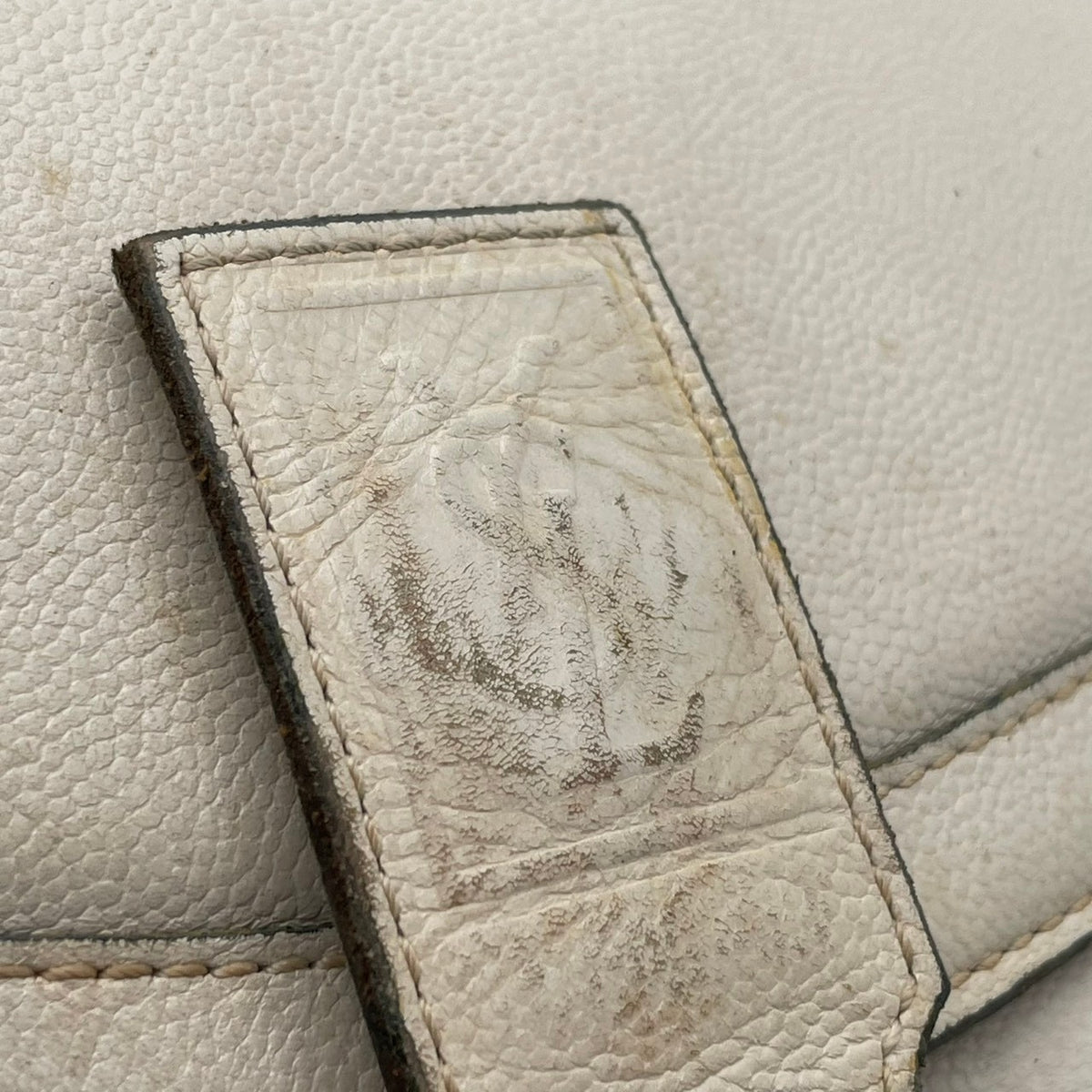 【良品】イヴサンローラン YSL ショルダーバッグ PVCレザー アイボリー 白系 斜め掛け 肩掛け フラップ フラップ付き ヴィンテージ YSL刻印 ロゴ刻印 レディース カバン 鞄 お出かけ デイリー カジュアル エレガント 上品 高級感 オシャレ S20