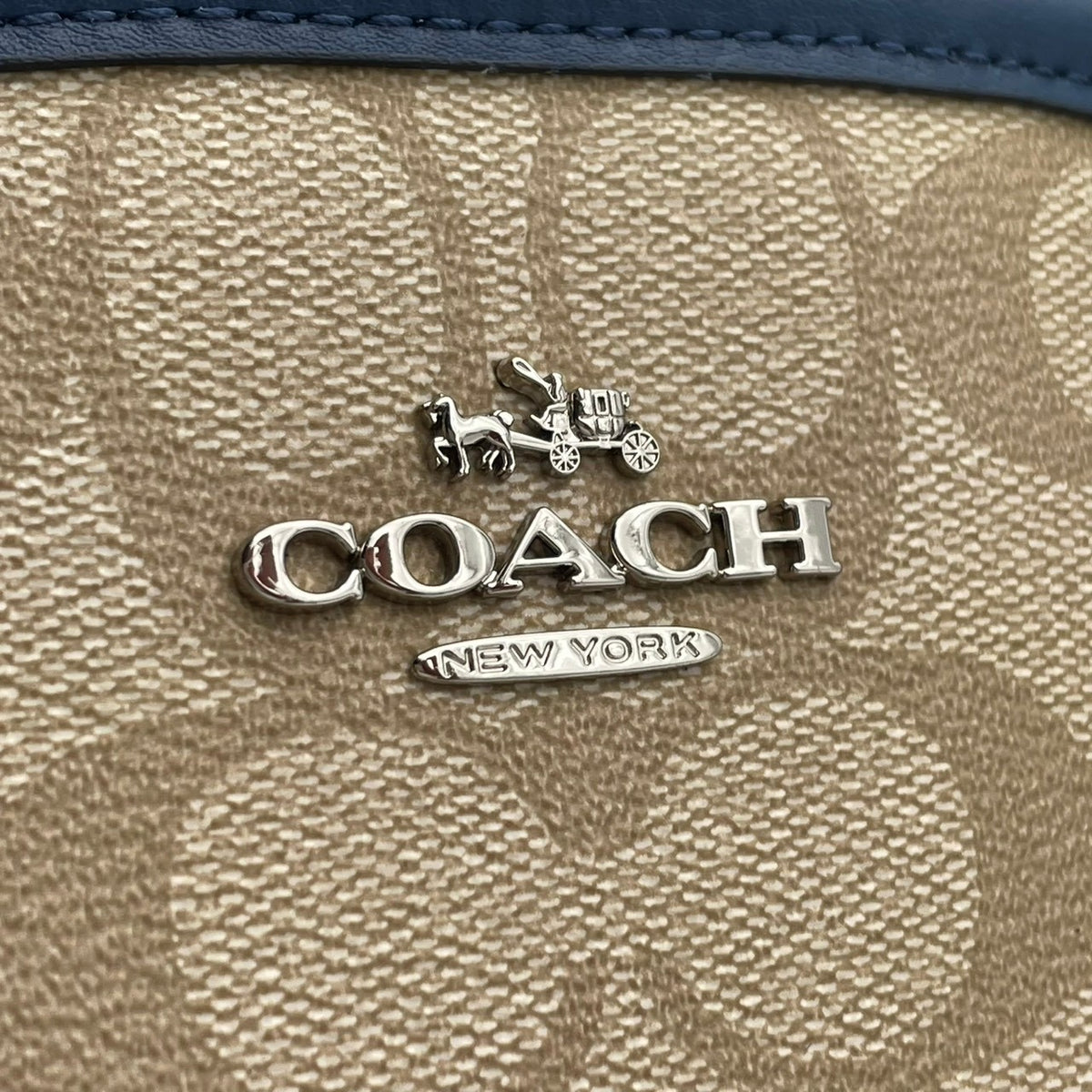 【美品】COACH コーチ 2WAYハンドバッグ ショルダーバッグ シグネチャー カラーブロック マーゴット キャリーオール PVC レザー ベージュ ライトブルー 斜め掛け 肩掛け カバン 鞄 レディース オシャレ ブランド S90