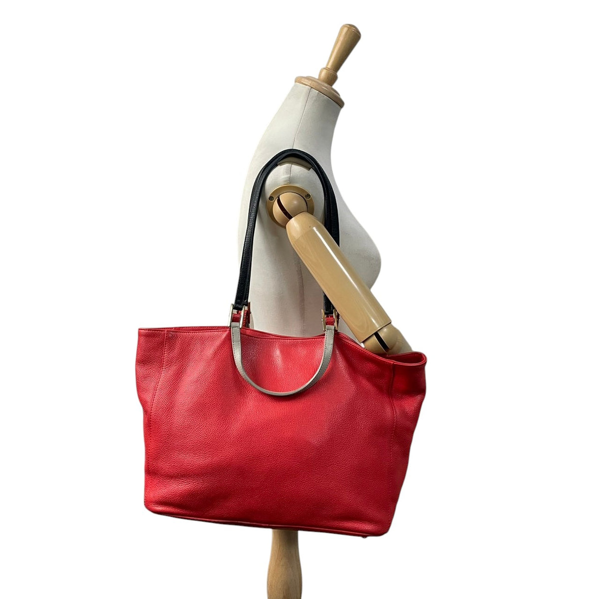 【良品】FURLA フルラ トートバッグ ハンドバッグ シボ革 レザー オレンジ 赤系 マルチハンドル 肩掛け 手提げ A4収納可能 大容量 チャーム付き レディース カジュアル エレガント カバン 鞄 オシャレ ブランド S83