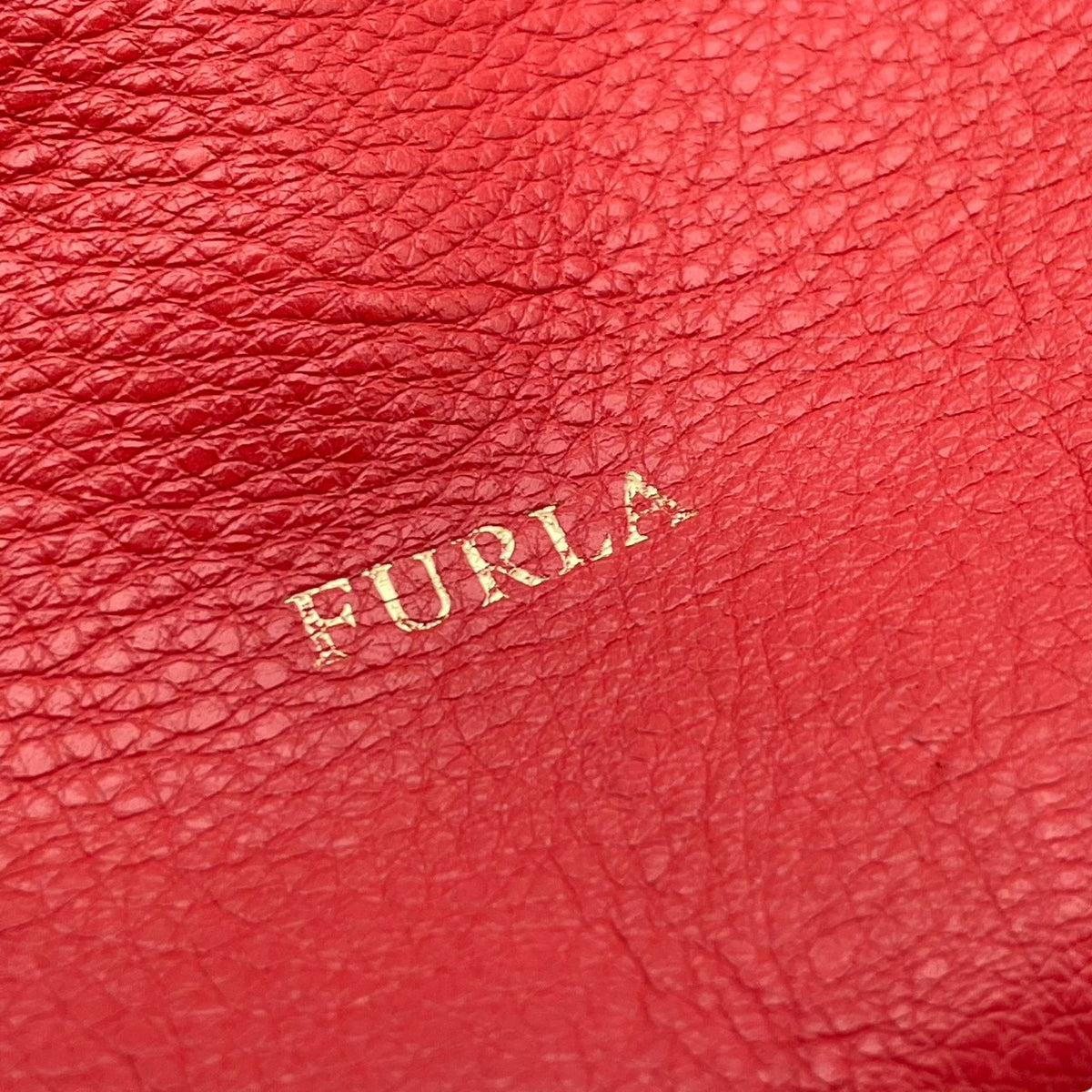 【良品】FURLA フルラ トートバッグ ハンドバッグ シボ革 レザー オレンジ 赤系 マルチハンドル 肩掛け 手提げ A4収納可能 大容量 チャーム付き レディース カジュアル エレガント カバン 鞄 オシャレ ブランド S83