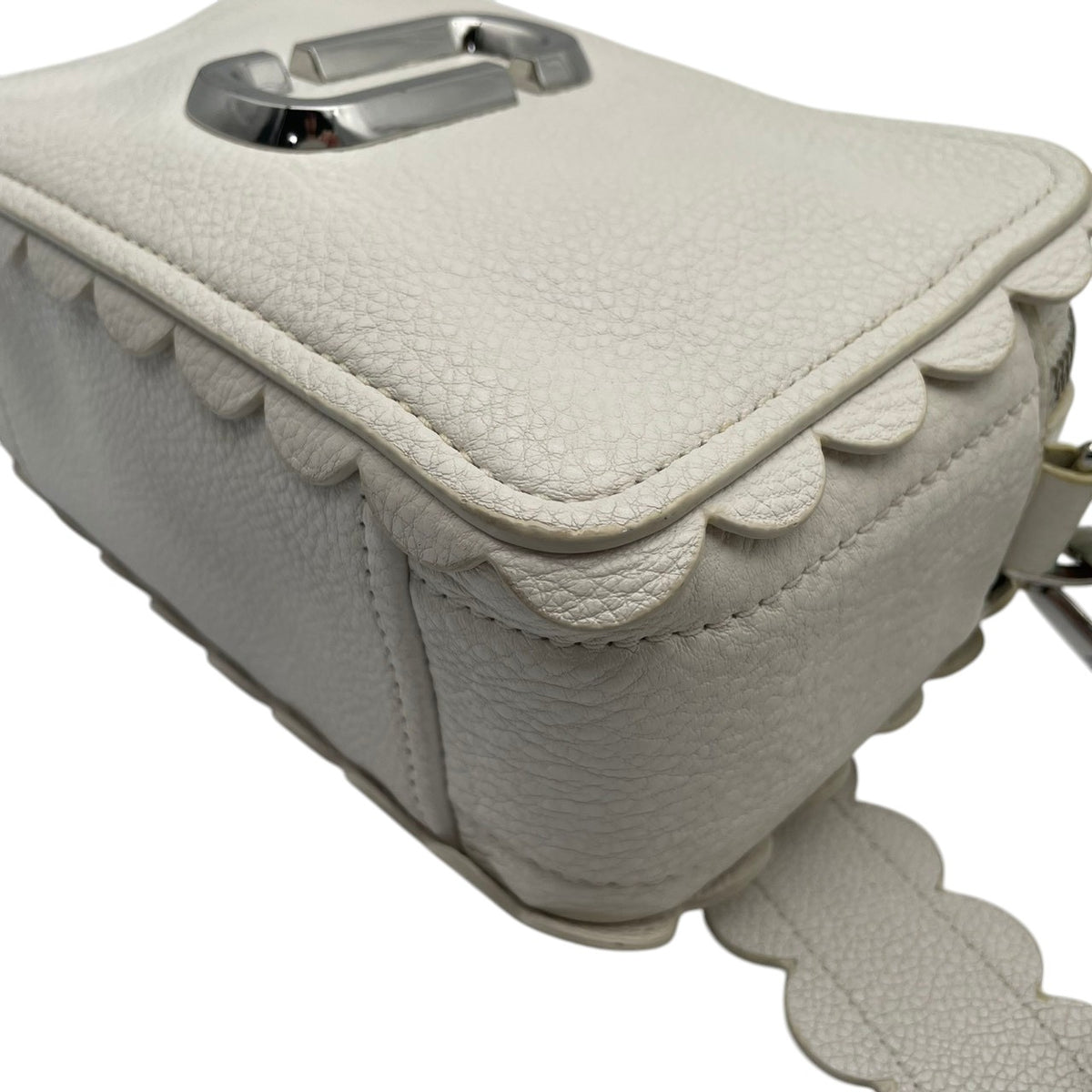 【良品】MARC JACOBS マークジェイコブス ショルダーバッグ ザ ソフトショット スカロップ 21 レザー ホワイト 白 アイボリー 斜め掛け クロスボディ ダブルジップ スカロップカット レディース カバン 鞄 S83