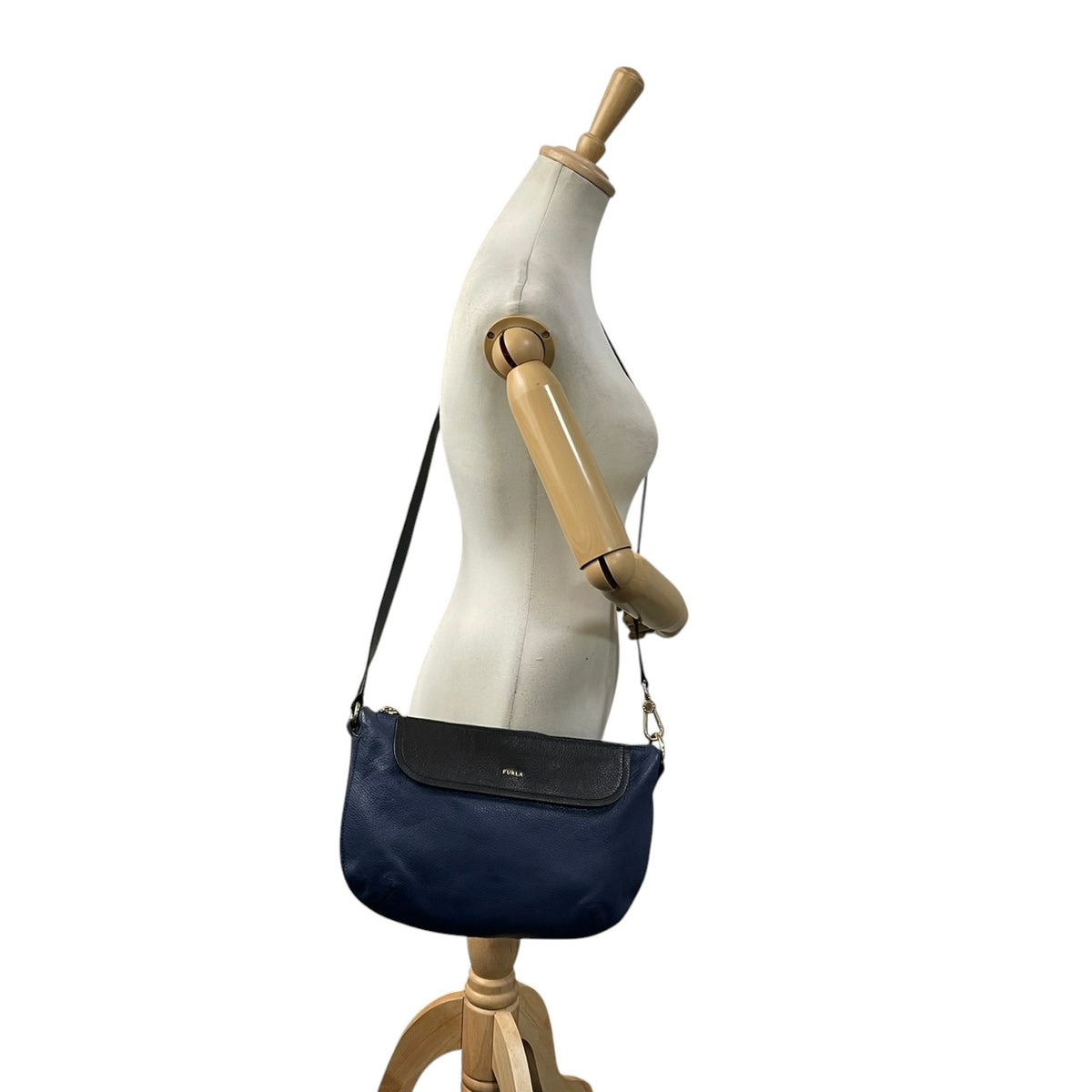 【良品】FURLA フルラ ショルダーバッグ ハーフムーン レザー ネイビー 紺 ブラック 黒 バイカラー クロスボディ 斜め掛け 肩掛け フラップ シボ革 エレガント カジュアル チャーム金具 レディース S83