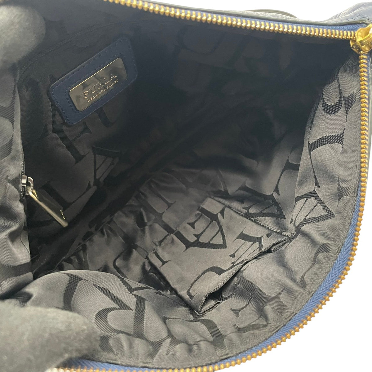 【良品】FURLA フルラ ショルダーバッグ ハーフムーン レザー ネイビー 紺 ブラック 黒 バイカラー クロスボディ 斜め掛け 肩掛け フラップ シボ革 エレガント カジュアル チャーム金具 レディース S83