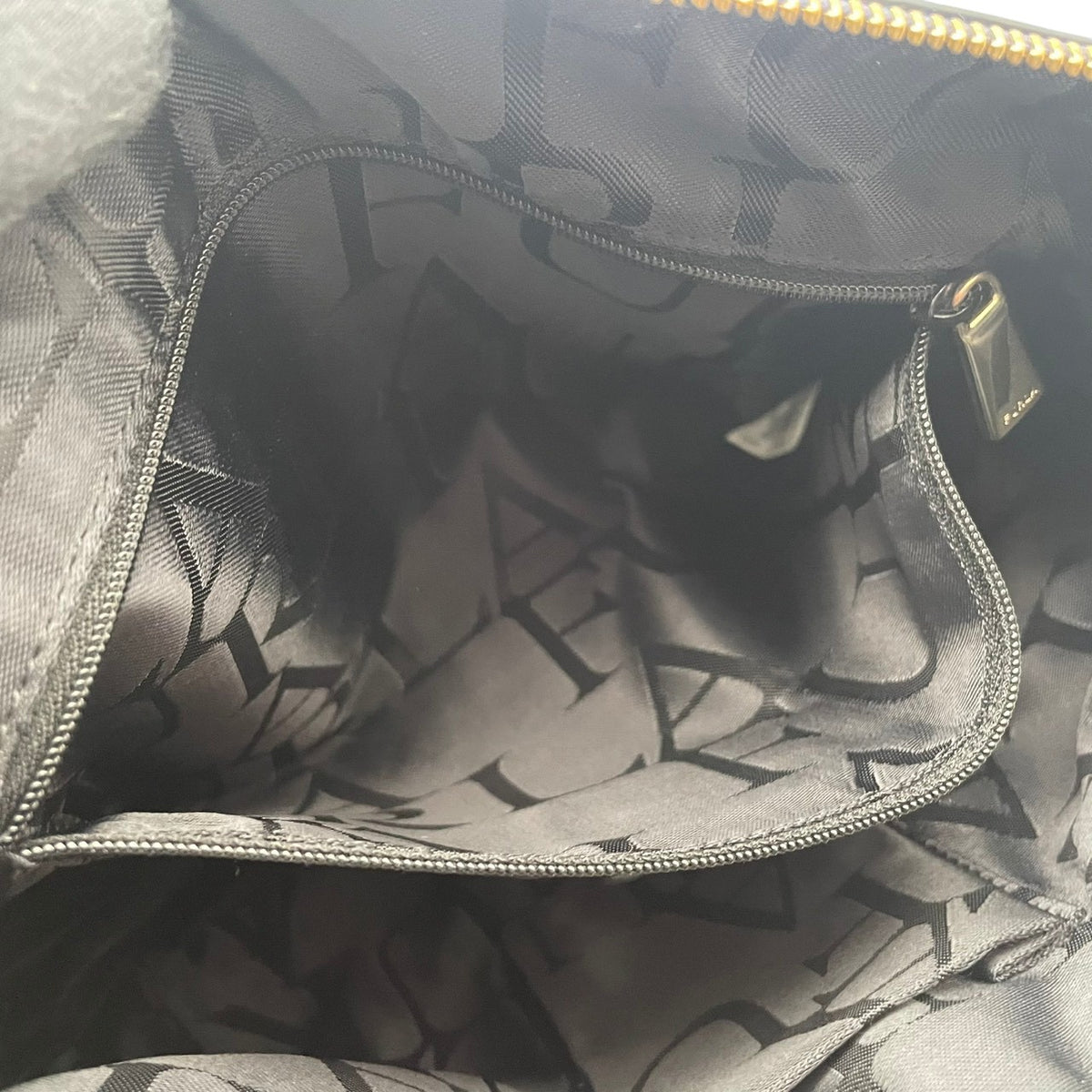 【良品】FURLA フルラ ショルダーバッグ ハーフムーン レザー ネイビー 紺 ブラック 黒 バイカラー クロスボディ 斜め掛け 肩掛け フラップ シボ革 エレガント カジュアル チャーム金具 レディース S83