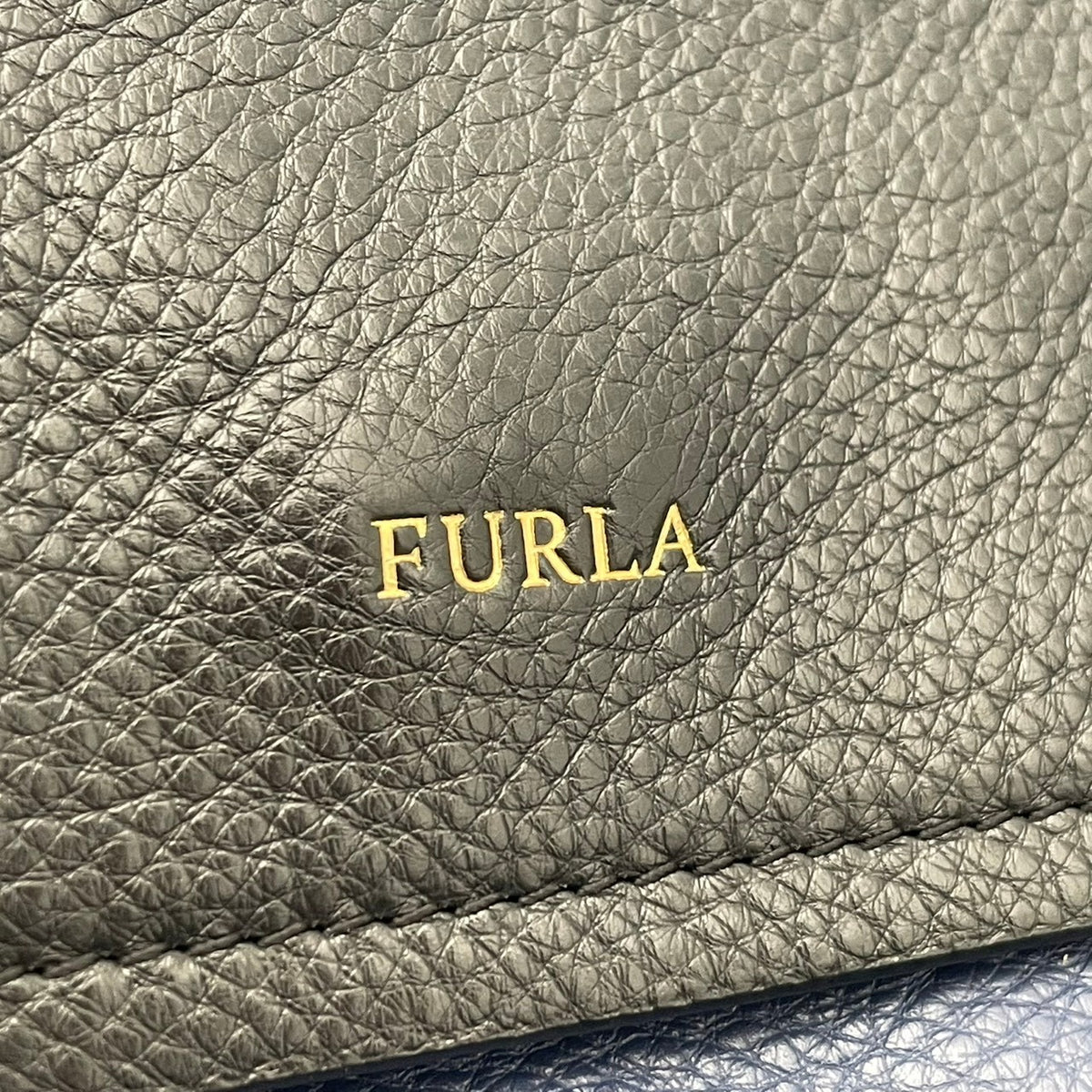 【良品】FURLA フルラ ショルダーバッグ ハーフムーン レザー ネイビー 紺 ブラック 黒 バイカラー クロスボディ 斜め掛け 肩掛け フラップ シボ革 エレガント カジュアル チャーム金具 レディース S83