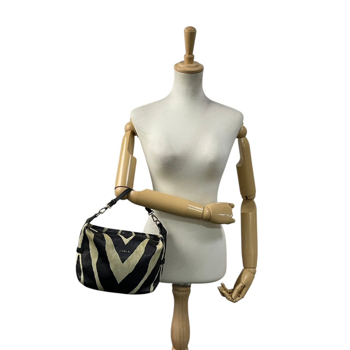 【良品】FURLA フルラ ショルダーバッグ ハンドバッグ 2WAY ゼブラ柄 アニマル柄 シボ革 レザー ブラック 黒 ホワイト 白 斜め掛け 肩掛け 手提げ エレガント モード カジュアル レディース カバン 鞄 S83
