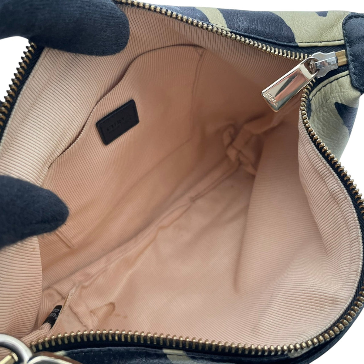【良品】FURLA フルラ ショルダーバッグ ハンドバッグ 2WAY ゼブラ柄 アニマル柄 シボ革 レザー ブラック 黒 ホワイト 白 斜め掛け 肩掛け 手提げ エレガント モード カジュアル レディース カバン 鞄 S83