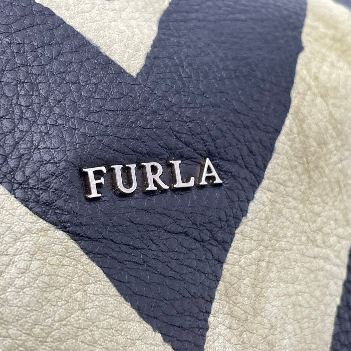 【良品】FURLA フルラ ショルダーバッグ ハンドバッグ 2WAY ゼブラ柄 アニマル柄 シボ革 レザー ブラック 黒 ホワイト 白 斜め掛け 肩掛け 手提げ エレガント モード カジュアル レディース カバン 鞄 S83