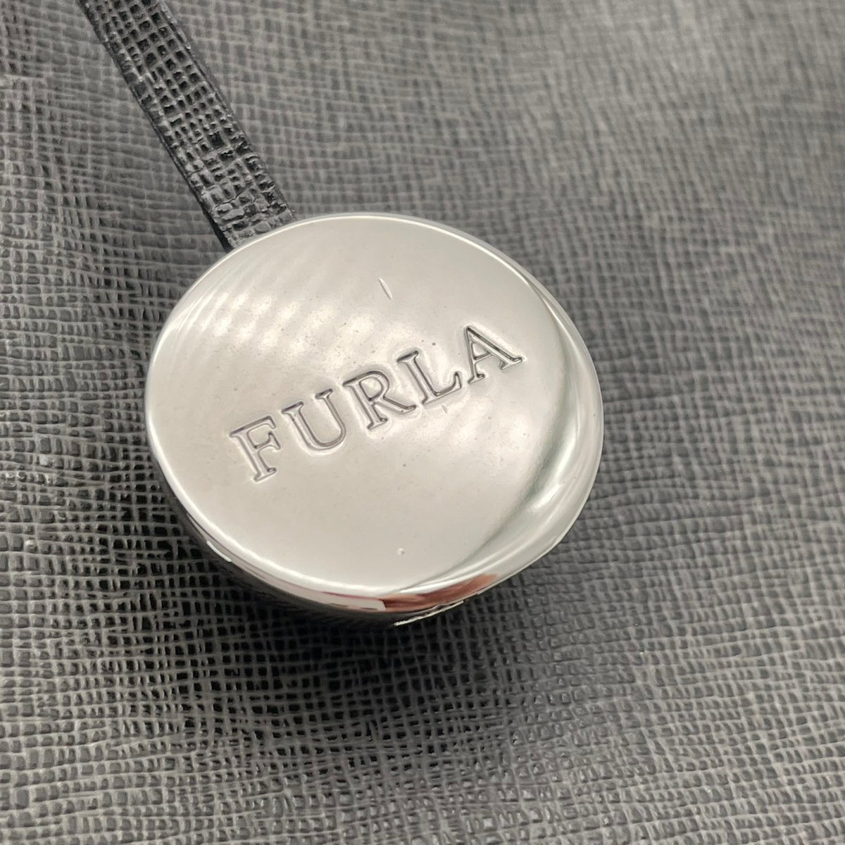 美品 FURLA フルラ トートバッグ ハンドバッグ 2way グレー レザー 本革 シルバー金具 チャーム ショルダーバッグ 斜め掛け 肩掛け A4収納 大容量 通勤 通学 ビジネス レディース イタリア製 エレガント 上品 S83