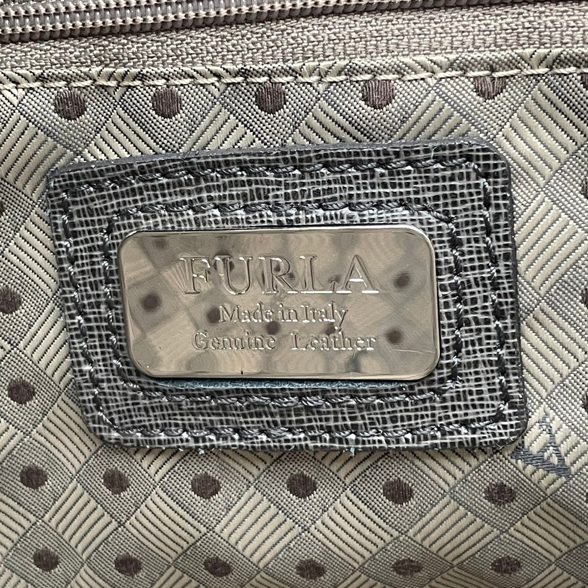 美品 FURLA フルラ トートバッグ ハンドバッグ 2way グレー レザー 本革 シルバー金具 チャーム ショルダーバッグ 斜め掛け 肩掛け A4収納 大容量 通勤 通学 ビジネス レディース イタリア製 エレガント 上品 S83