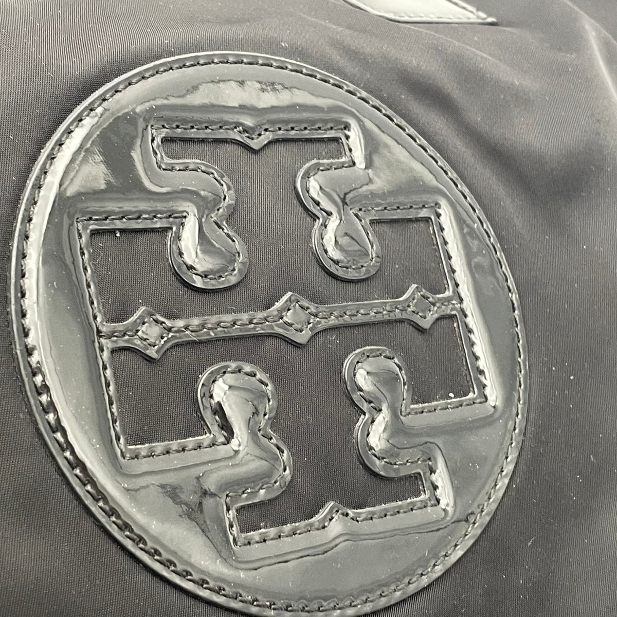 良品 TORY BURCH トリーバーチ Ella エラ トートバッグ ナイロン パテント ブラック 黒 ダブルT ビッグロゴ ハンドバッグ 肩掛け A4収納 大容量 軽量 レディース 通勤 通学 ビジネス 旅行 エレガント S83