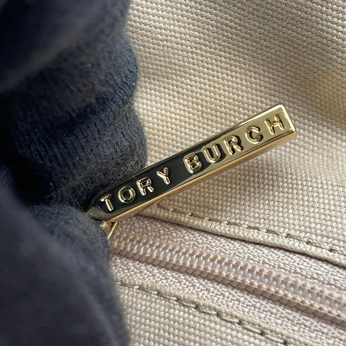 良品 TORY BURCH トリーバーチ Ella エラ トートバッグ ナイロン パテント ブラック 黒 ダブルT ビッグロゴ ハンドバッグ 肩掛け A4収納 大容量 軽量 レディース 通勤 通学 ビジネス 旅行 エレガント S83