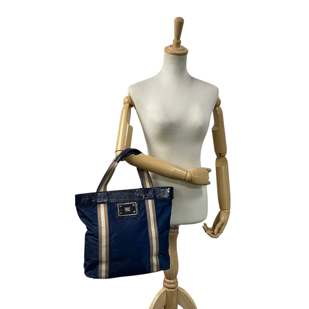 良品 ANYA HINDMARCH アニヤハインドマーチ トートバッグ ネイビー ナイロン パテントレザー ストライプ リボンロゴ ボウロゴ ハンドバッグ 肩掛け A4収納 大容量 軽量 レディース 通勤 通学 ビジネス エレガント 上品 S84