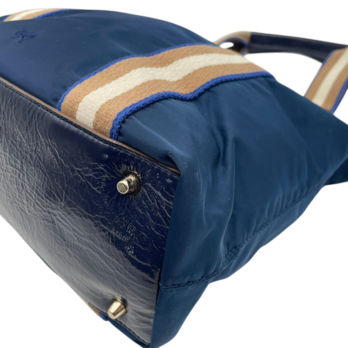 良品 ANYA HINDMARCH アニヤハインドマーチ トートバッグ ネイビー ナイロン パテントレザー ストライプ リボンロゴ ボウロゴ ハンドバッグ 肩掛け A4収納 大容量 軽量 レディース 通勤 通学 ビジネス エレガント 上品 S84