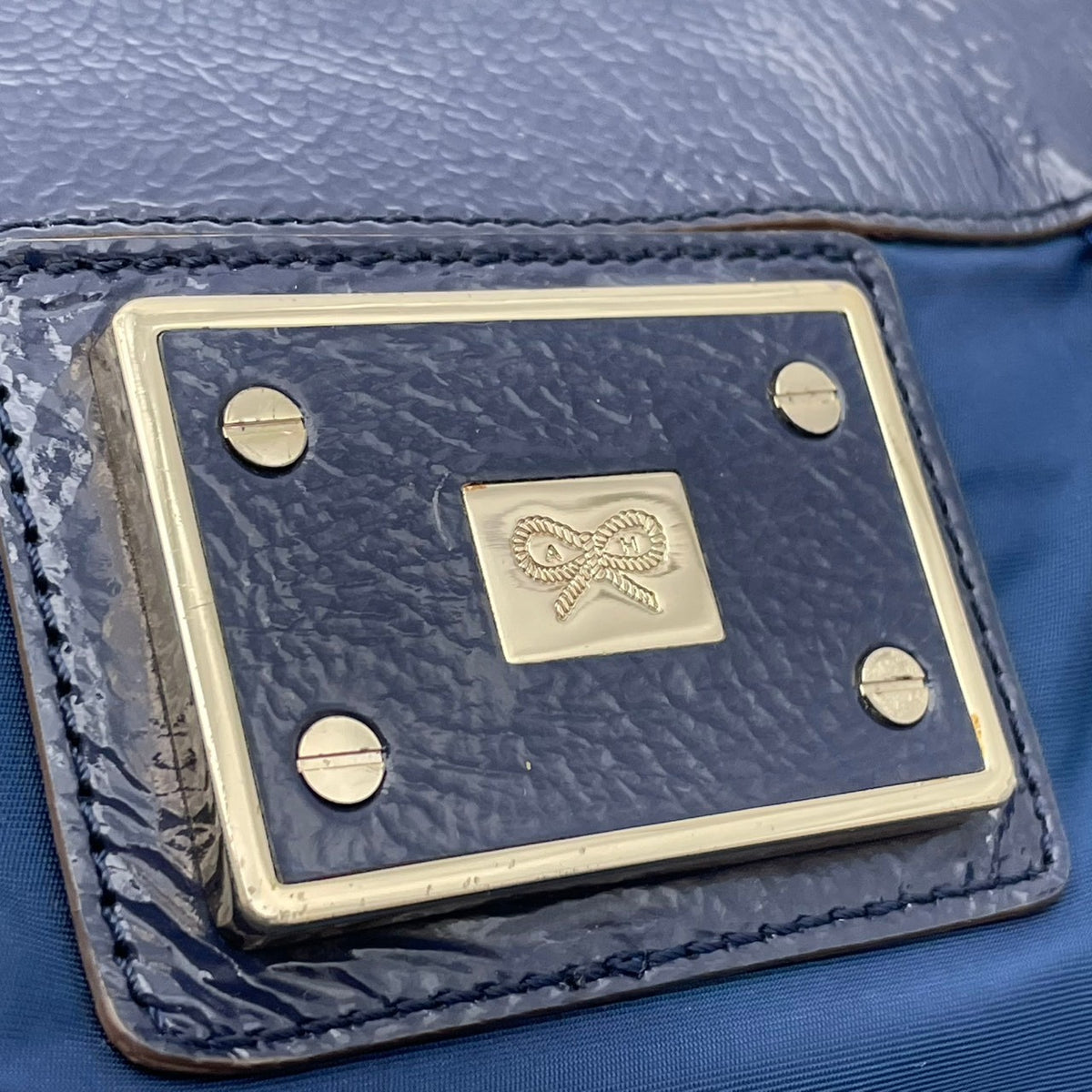 良品 ANYA HINDMARCH アニヤハインドマーチ トートバッグ ネイビー ナイロン パテントレザー ストライプ リボンロゴ ボウロゴ ハンドバッグ 肩掛け A4収納 大容量 軽量 レディース 通勤 通学 ビジネス エレガント 上品 S84