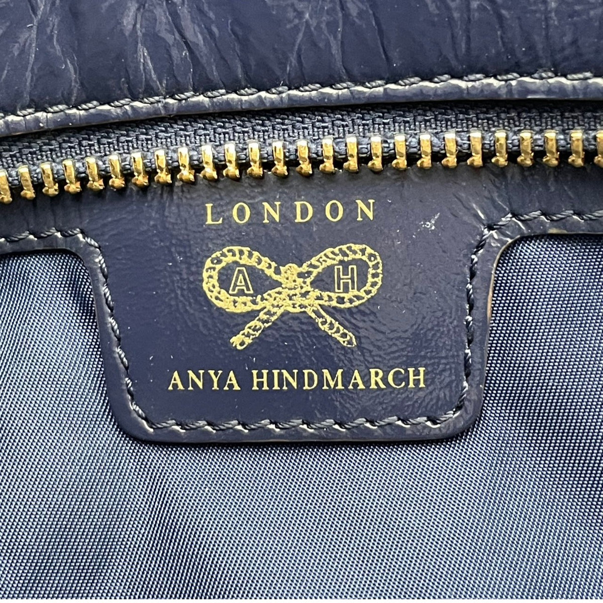 良品 ANYA HINDMARCH アニヤハインドマーチ トートバッグ ネイビー ナイロン パテントレザー ストライプ リボンロゴ ボウロゴ ハンドバッグ 肩掛け A4収納 大容量 軽量 レディース 通勤 通学 ビジネス エレガント 上品 S84