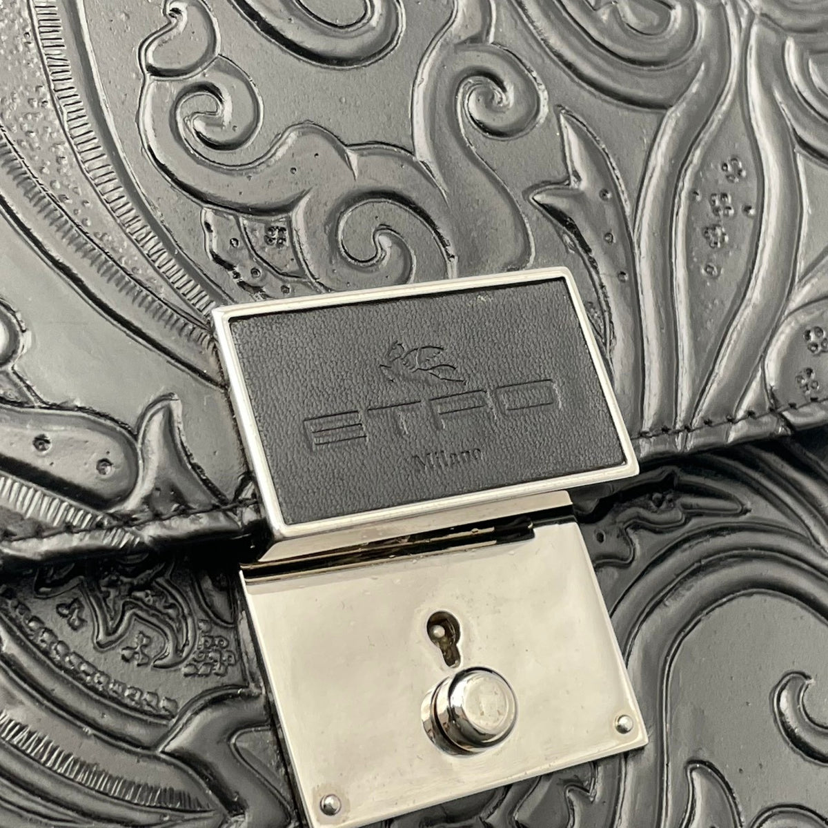美品 ETRO エトロ マルゴット クラッチバッグ ドキュメントケース ブラック 黒 レザー 本革 ペイズリー 型押し エンボス ロゴ金具 プッシュロック フラップ A4収納 レディース メンズ ビジネス 書類バッグ イタリア製 S84