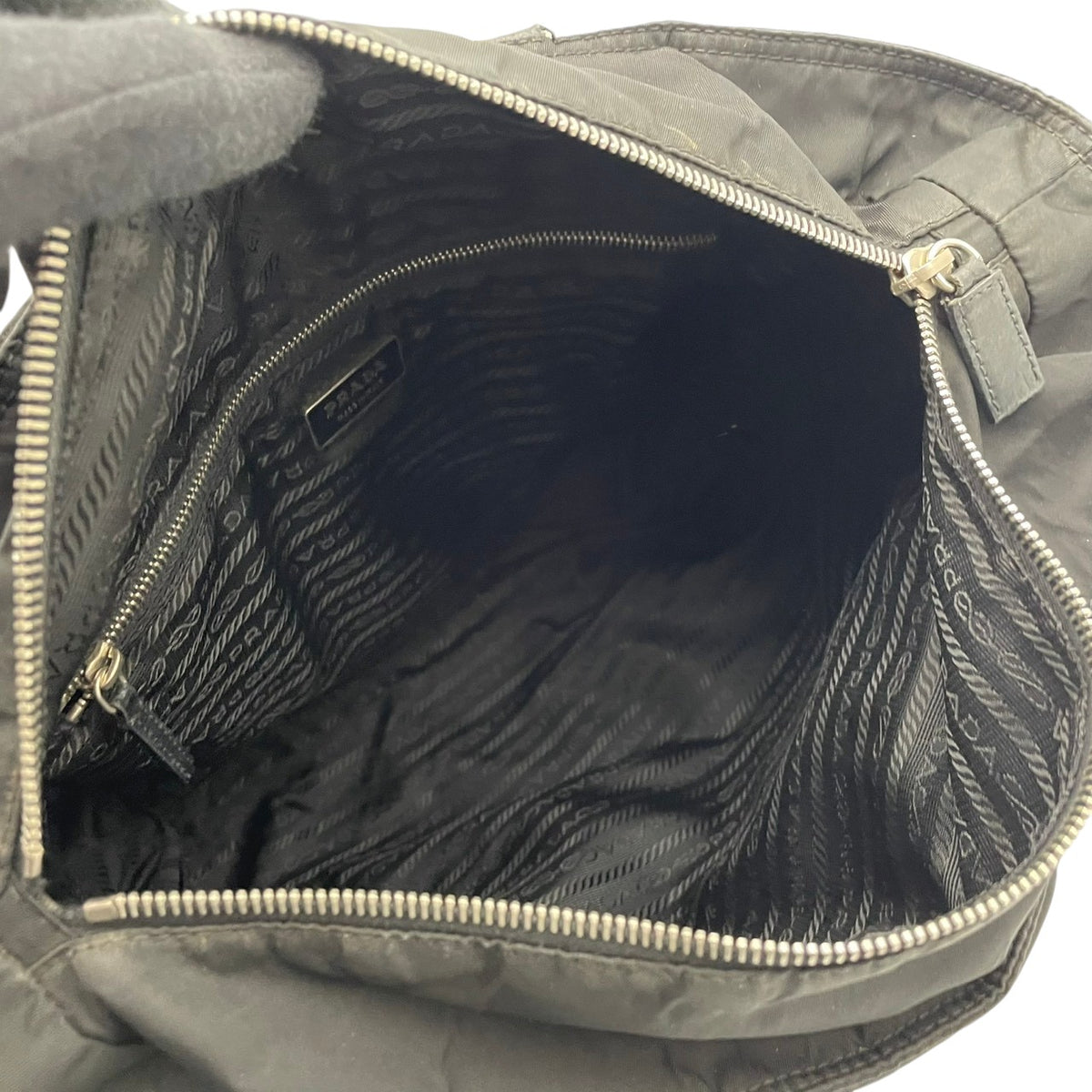 良品 PRADA プラダ トートバッグ ショルダートート ブラック 黒 ナイロン レザー 本革 三角ロゴ トライアングルロゴ テスート 肩掛け A4収納 大容量 シルバー金具 レディース 通勤 通学 ビジネス デイリー イタリア製 S84