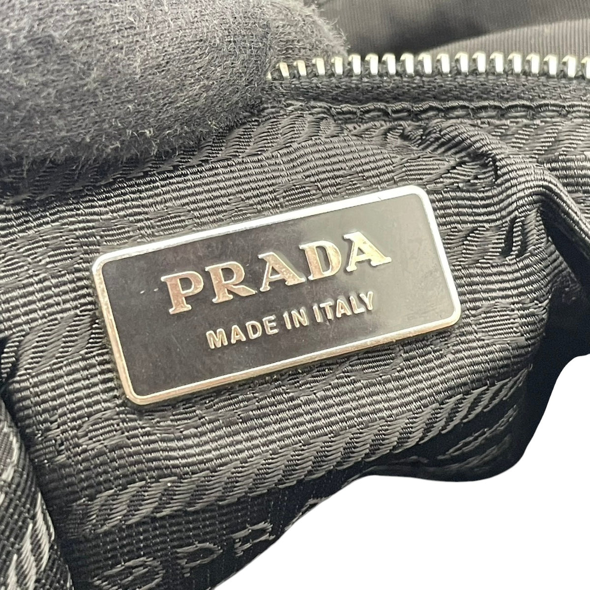 良品 PRADA プラダ トートバッグ ショルダートート ブラック 黒 ナイロン レザー 本革 三角ロゴ トライアングルロゴ テスート 肩掛け A4収納 大容量 シルバー金具 レディース 通勤 通学 ビジネス デイリー イタリア製 S84