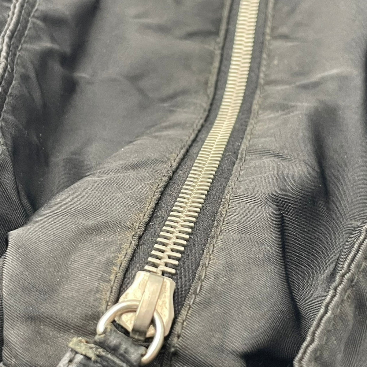 良品 PRADA プラダ トートバッグ ショルダートート ブラック 黒 ナイロン レザー 本革 三角ロゴ トライアングルロゴ テスート 肩掛け A4収納 大容量 シルバー金具 レディース 通勤 通学 ビジネス デイリー イタリア製 S84
