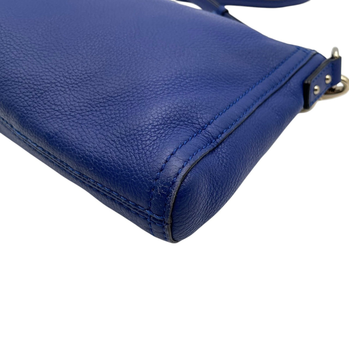 良品 kate spade ケイトスペード ショルダーバッグ コブルヒル Cobble Hill ブルー 青 レザー 本革 シボ革 フォールドオーバー フラップ ファスナー ゴールドロゴ ゴールド金具 斜めがけ クロスボディ レディース デイリー S84