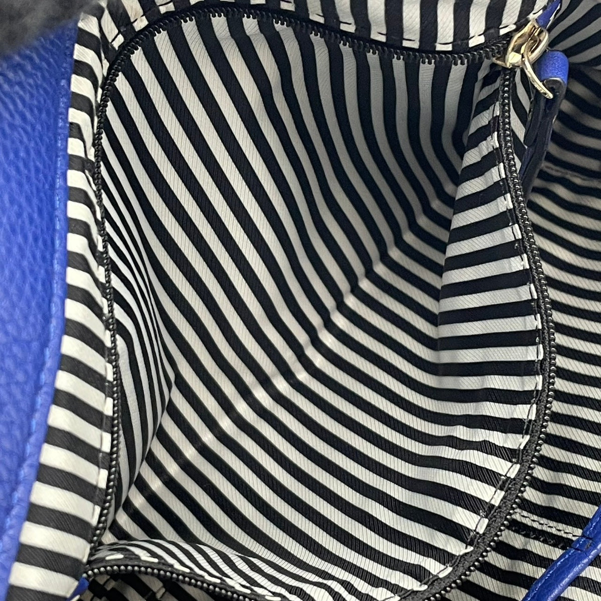 良品 kate spade ケイトスペード ショルダーバッグ コブルヒル Cobble Hill ブルー 青 レザー 本革 シボ革 フォールドオーバー フラップ ファスナー ゴールドロゴ ゴールド金具 斜めがけ クロスボディ レディース デイリー S84