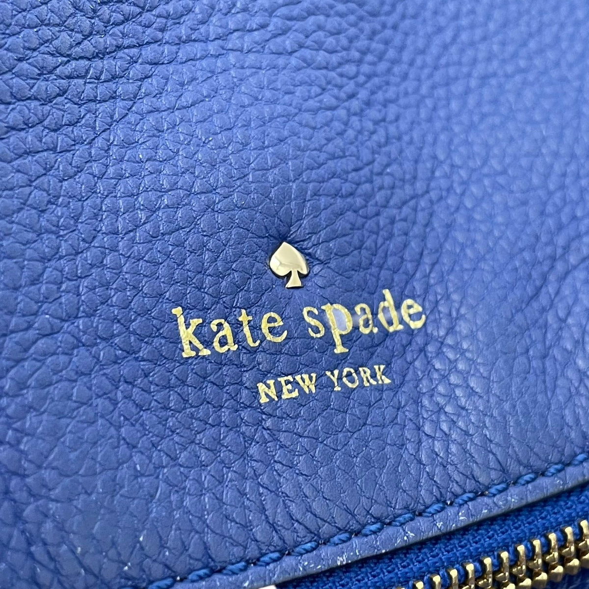 良品 kate spade ケイトスペード ショルダーバッグ コブルヒル Cobble Hill ブルー 青 レザー 本革 シボ革 フォールドオーバー フラップ ファスナー ゴールドロゴ ゴールド金具 斜めがけ クロスボディ レディース デイリー S84